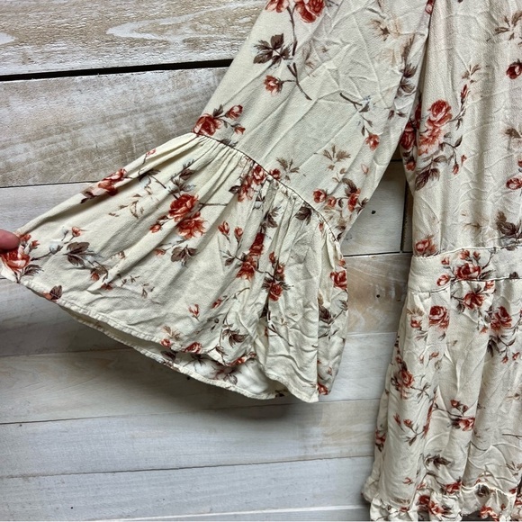 American‎ Eagle Romper Womens Medium Ivory Floral Bell Sleeve Ruffle Pockets - Picture 5 of 12